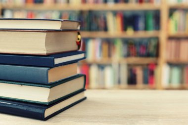 yığın kitap ahşap tablo