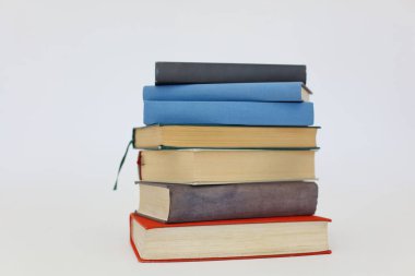 Beyaz arkaplan üzerine kitap yığını