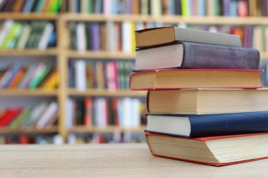 Kütüphanede kitap yığını