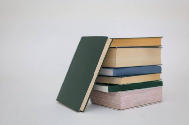 Beyaz arkaplan üzerine kitap yığını