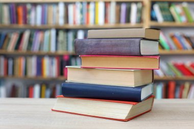 Kitaplar kütüphanedeki masanın üstünde.