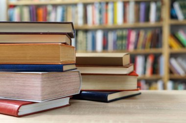 Tahta masadaki kitap yığını.