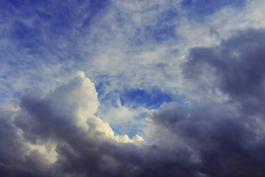 Kara fırtına bulutları, yağmur bulutları, yağmur bulutlu karanlık gökyüzü, sonbahar yağmurlu hava bulutları, gökyüzünde fırtına bulutları, yağmur bulutlu kara dramatik bulutlar, fırtına, hava durumu, yağmur mevsimi, fırtınadan önce fırtına bulutları..