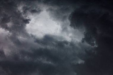 Kara fırtına bulutları, yağmur bulutları, yağmur bulutlu karanlık gökyüzü, sonbahar yağmurlu hava bulutları, gökyüzünde fırtına bulutları, yağmur bulutlu kara dramatik bulutlar, fırtına, hava durumu, yağmur mevsimi, fırtınadan önce fırtına bulutları..
