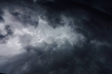 Kara fırtına bulutları, yağmur bulutları, yağmur bulutlu karanlık gökyüzü, sonbahar yağmurlu hava bulutları, gökyüzünde fırtına bulutları, yağmur bulutlu kara dramatik bulutlar, fırtına, hava durumu, yağmur mevsimi, fırtınadan önce fırtına bulutları..
