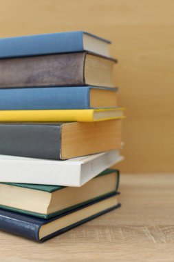 Tahta masadaki kitap yığını, eğitim, okul