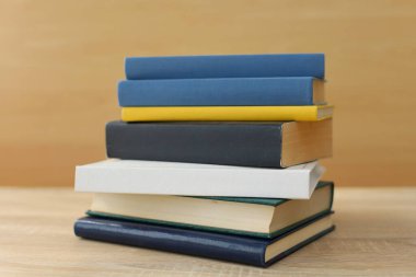 Tahta masadaki kitap yığını, eğitim, okul