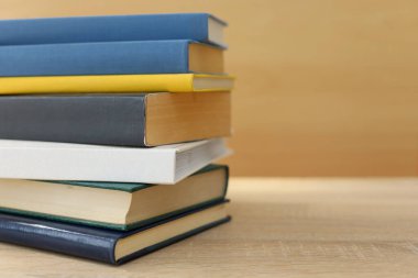 Beyaz ahşap masada yığınla kitap. Metin için boşluk