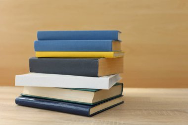 Ahşap zemin üzerine kitap yığını