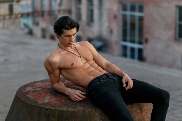 Schönheitsporträt Sexuell Attraktiver Athletischer Junger Mann Mit Nacktem Oberkörper Jeans — Stockfoto