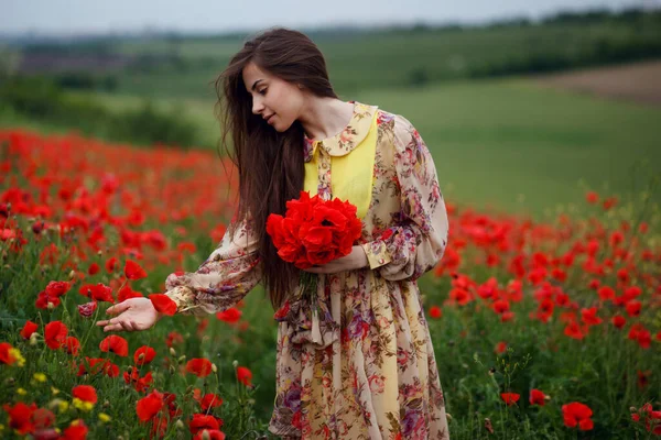 Eine Schöne Junge Frau Mit Langen Haaren Steht Sommer Auf — Stockfoto