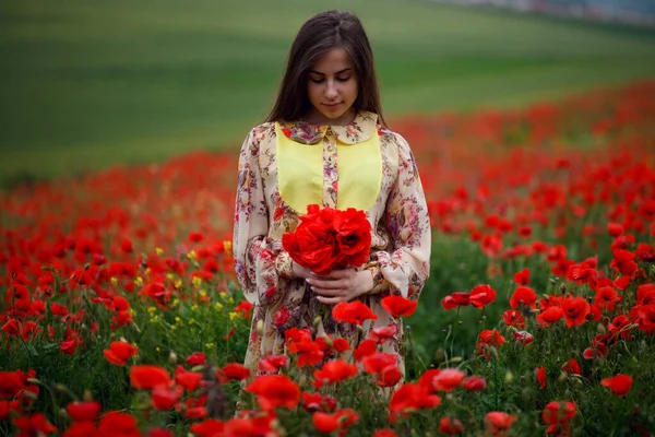 Smyslná Dívka Letních Květinových Šatech Sedící Poli Mákem Držící Kytici — Stock fotografie