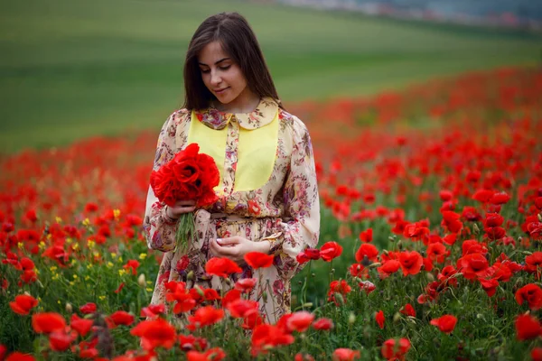 Hübsches Mädchen Sommerfloralkleid Mohnfeld Sitzend Hält Einen Blumenstrauß Der Hand — Stockfoto