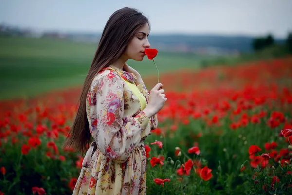 Eine Junge Frau Mit Langen Braunen Haaren Trägt Ein Florales — Stockfoto