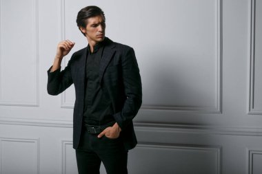 Siyah takım elbiseli, esmer bir iş adamı. Yakından bir portre yakışıklı adam. Yatay görünüm.