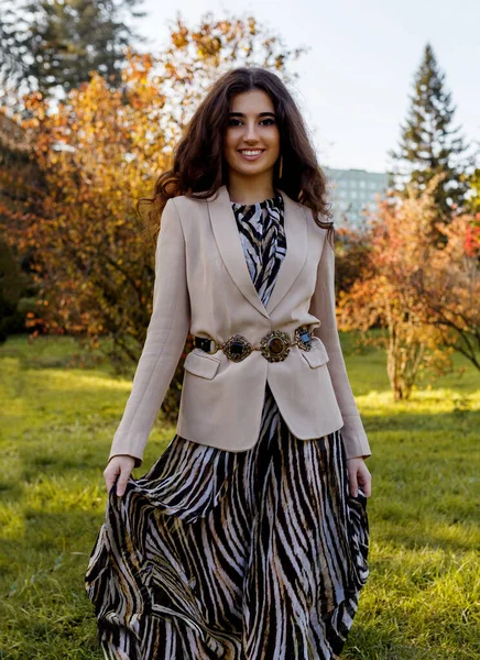 Ganztägiges Porträt Einer Schönen Brünetten Teenagerin Eleganten Outfit Die Sonnigen — Stockfoto