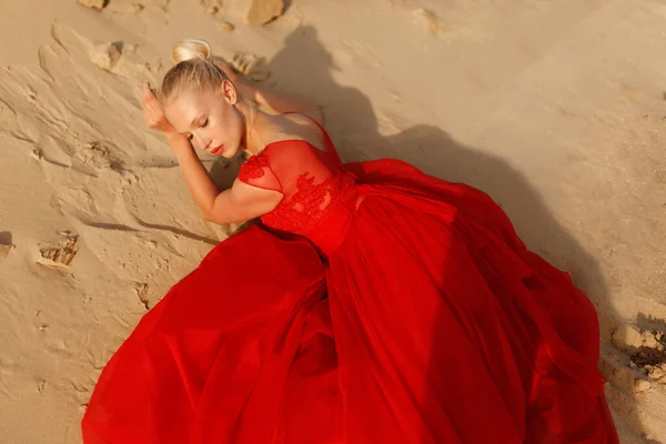 Fille Blonde Gracieuse Dans Une Robe Rouge Trouve Sur Sable — Photo