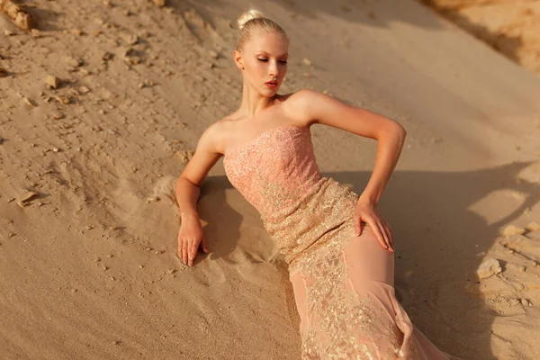 Mulher Loira Esplêndido Vestido Ouro Posando Deserto Deitada Areia Pôr — Fotografia de Stock