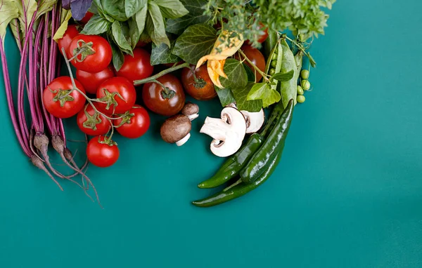Vízszintes Látásmód Top Kilátás Különböző Színes Zöldségek Rendezett Zöld Háttér — Stock Fotó