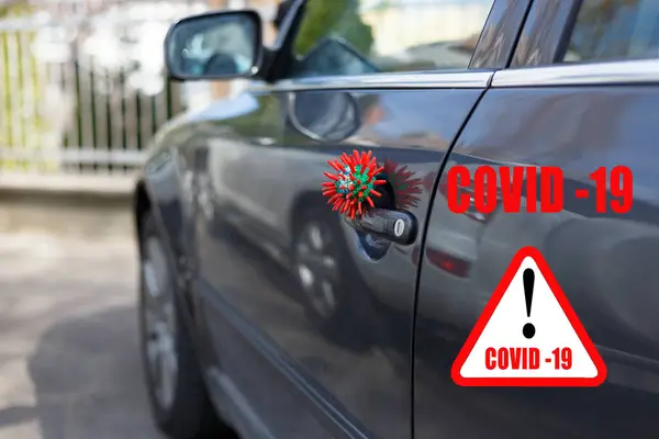 汽车车门上贴有红色标题 白色三角形上印有Covid 19字样 带有抽象病毒株模型 — 图库照片