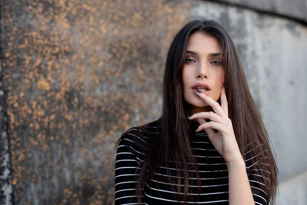 Retrato Frontal Uma Menina Sensual Com Cabelos Castanhos Retos Tocando — Fotografia de Stock