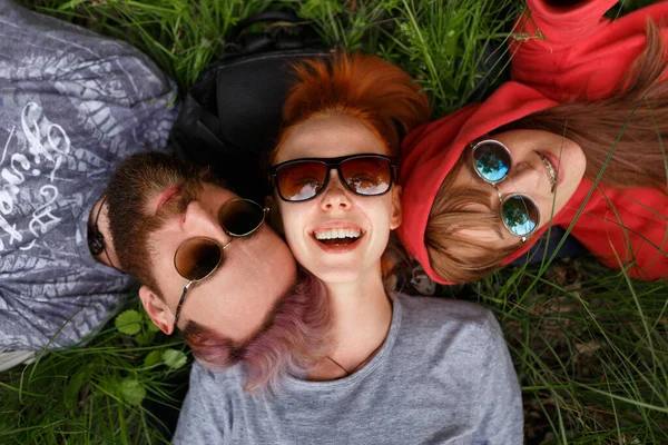 Vista Superior Jovem Sorridente Óculos Sol Deitado Uma Grama Verde — Fotografia de Stock