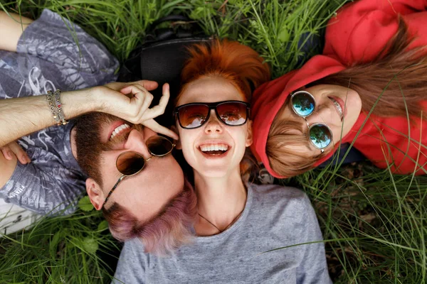 Vista Superior Sorriso Apreciando Jovens Óculos Sol Deitado Uma Grama — Fotografia de Stock