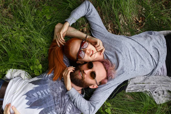 Retrato Belo Casal Sentado Uma Grama Verde Sentado Com Cabeça — Fotografia de Stock