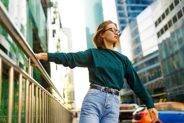 Retrato Horizontal Uma Menina Elegante Com Penteado Curto Roupas Casuais — Fotografia de Stock