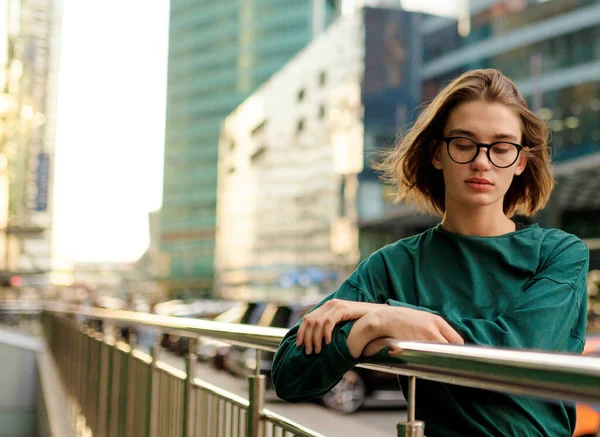 Menina Elegante Com Penteado Curto Roupas Casuais Olhando Para Baixo — Fotografia de Stock