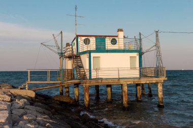 Trabucco, günbatımında İtalyan Adriyatik kıyısında eski bir balıkçılık metodu. Marina Romeo, İtalya