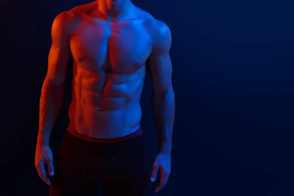 Ausgeschnittenes Bild Eines Kräftigen Athletischen Jungen Mannes Das Sixpack Bauchmuskeln — Stockfoto