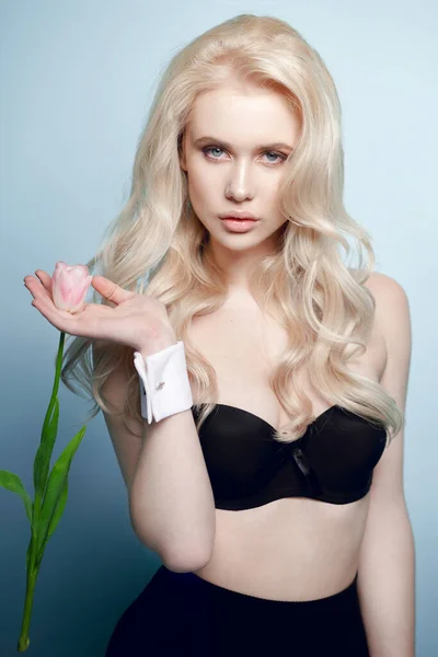 Vacker Sexig Blond Flicka Svart Underkläder Håller Tulpan Tittar Kameran — Stockfoto