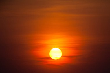 Kırmızı günbatımı arka planı. Yatay görünüm.