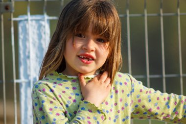 Moldova 'nın yoksulluğu köyde gülümseyen çok güzel bir Moldovalı çocuk..