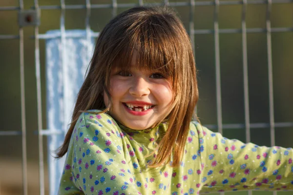 Retrato Frontal Uma Criança Muito Bonita Sorrindo Aldeia Vista Horizontal — Fotografia de Stock