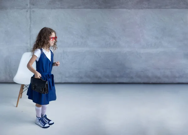 Amuzing Rolig Liten Flicka Casual Kläder Allvarligt Genom Glasögon Över — Stockfoto