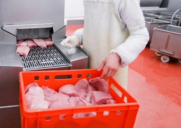 Trabalhador Perto Caixas Plástico Vermelho Cheio Com Pedaços Crus Carne — Fotografia de Stock