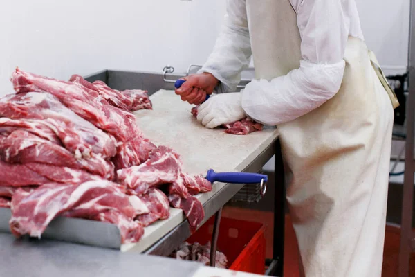 Vista Trabajador Fábrica Carne Picado Una Carne Res Fresca Pedazos — Foto de Stock