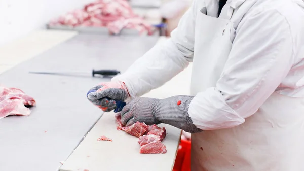 Κοντινό Πλάνο Του Εργάτη Χεριών Στο Εργοστάσιο Κρέατος Τεμαχισμένα Ένα — Φωτογραφία Αρχείου