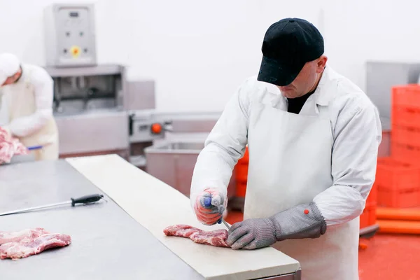 Vista Horizontal Trabajador Fábrica Carne Picó Una Carne Fresca Res — Foto de Stock