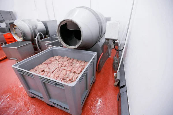 Μια Κορνίζα Από Κιβώτια Ωμό Πικάντικο Κρέας Διαδικασία Παραγωγής Προϊόντων — Φωτογραφία Αρχείου