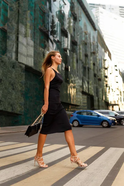 Retrato Completo Menina Cidade Caminha Stand Rua Perfil Vestido Preto — Fotografia de Stock