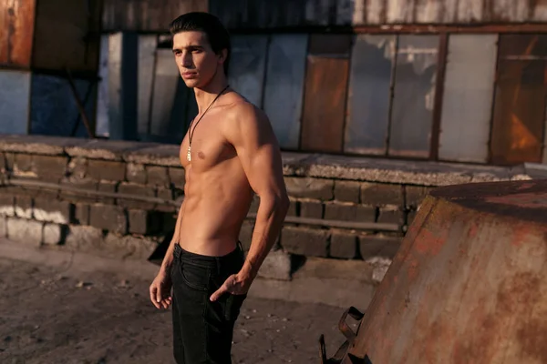 Schöner Muskulöser Und Sportlicher Junger Mann Mit Nacktem Oberkörper Bekleidet — Stockfoto