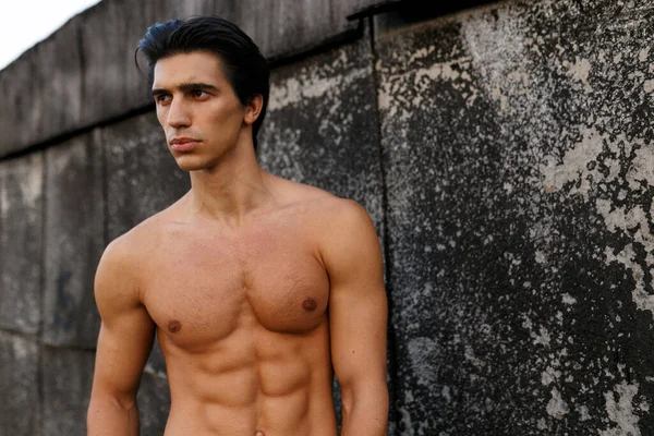 Frontalporträt Eines Gutaussehenden Jungen Mannes Mit Hemdlosem Oberkörper Der Nähe — Stockfoto