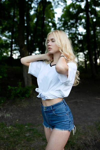 Sensuelle Jeune Femme Blonde Bouclée Avec Les Yeux Fermés Tenant — Photo