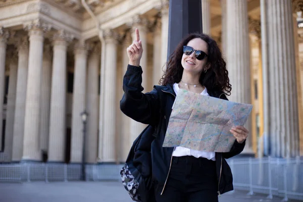 Usmívající Cestovatel Žena Nosí Batoh Letní Sluneční Brýle Držet Mapu — Stock fotografie