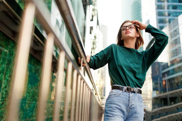 Retrato Una Chica Con Peinado Corto Mirando Hacia Otro Lado —  Fotos de Stock