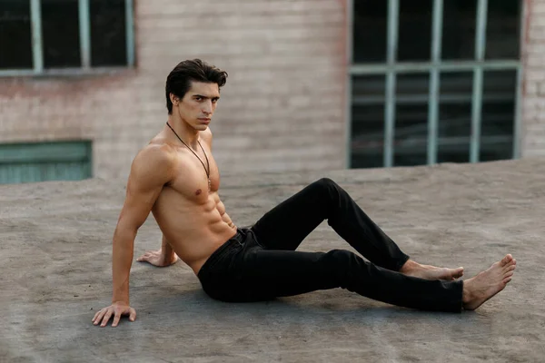 Retrato Horizontal Homem Bonito Força Com Corpo Muscular Posando Telhado — Fotografia de Stock