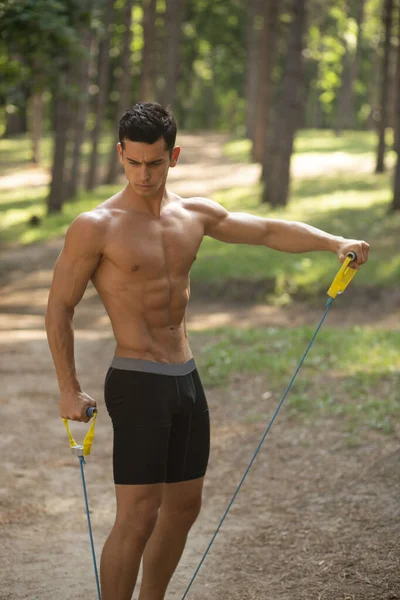 公園の外で運動をしているアスリートハンサムなスポーツマン 健康的なライフスタイルのコンセプト — ストック写真